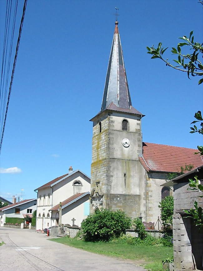 L'église Saint-Quirin au centre du village - Vaudéville (88000) - Vosges