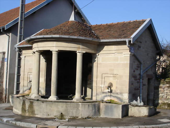 La fontaine publique - Viviers-le-Gras (88260) - Vosges