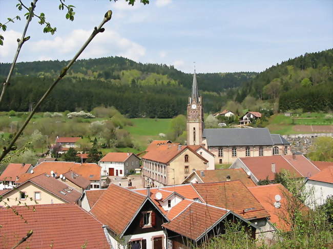 Le Centre - la mairie et l'église - Wisembach (88520) - Vosges