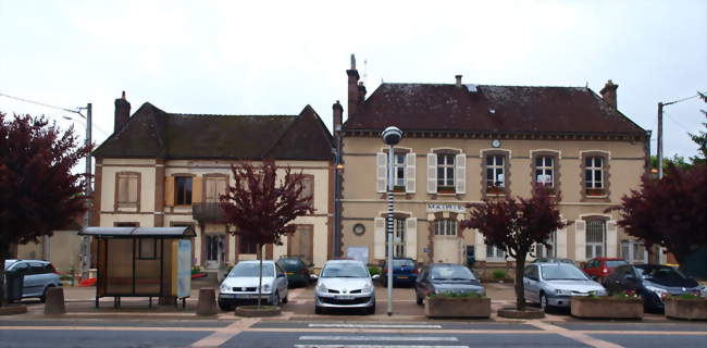 La place de la mairie, le long de la D 606 (ex-RN6) - Armeau (89500) - Yonne