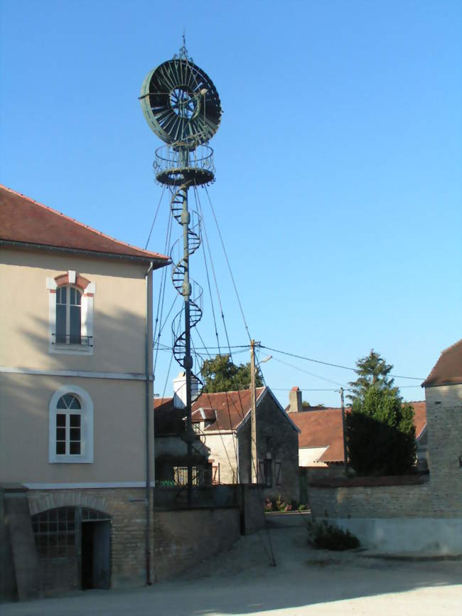 La mairie-lavoir et éolienne d'Arthonnay - Arthonnay (89740) - Yonne