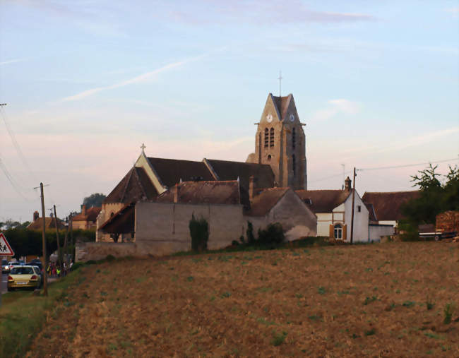 Vue du centre administratif, pédagogique et religieux du village de Brannay, depuis la route de Pont-sur-Yonne - Brannay (89150) - Yonne