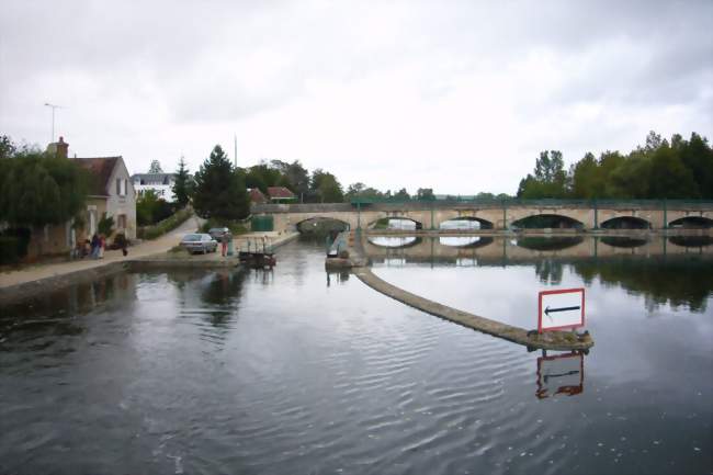 Canal à Champs-sur-Yonne/Crédits: booh/Panoramio/CC by SA