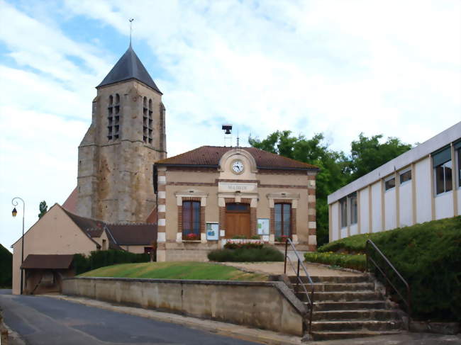 La mairie devant &, à l'arrière plan, l'église - Chaumont (89340) - Yonne