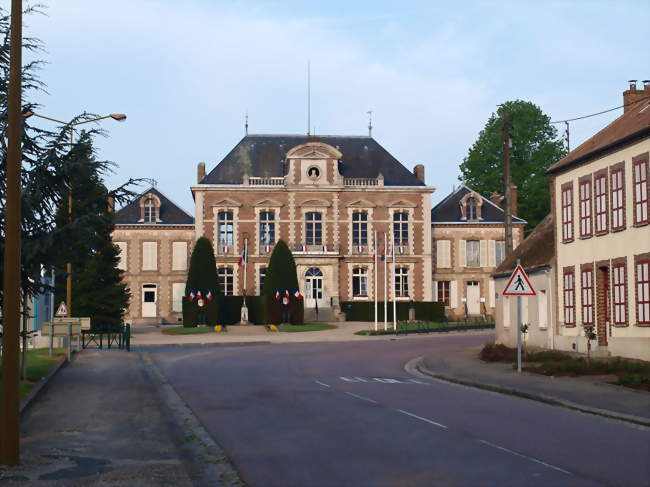 La mairie pavoisée - Chéroy (89690) - Yonne