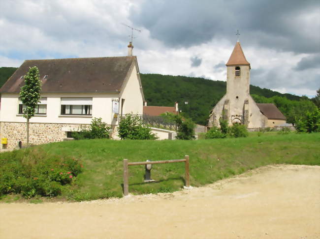 La mairie et l'église Saint-Antoine, à Cure - Domecy-sur-Cure (89450) - Yonne