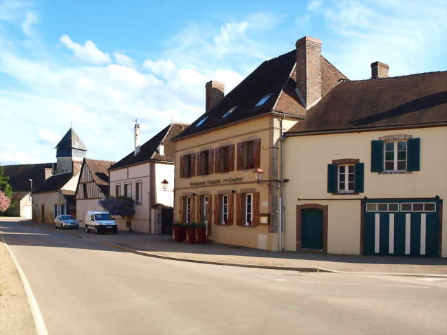 Venant de Charny,la D 950 au coeur du village - Dracy (89130) - Yonne