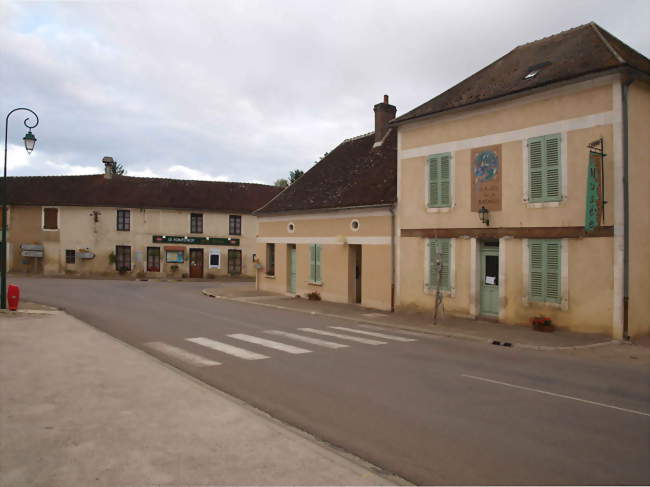 Le bourg du village - Fontenoy (89520) - Yonne