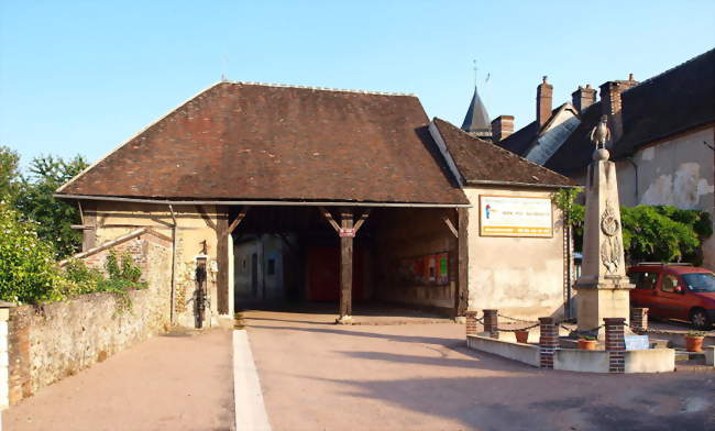 La halle & le monument aux morts - Grandchamp (89350) - Yonne