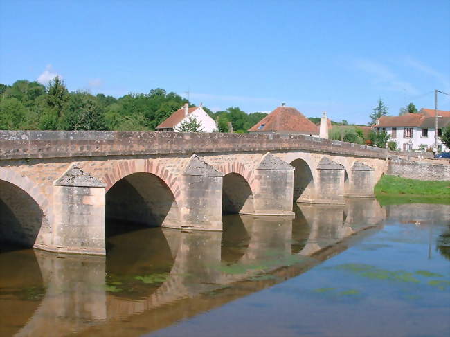 Le pont de Guillon - un pont du XVIe siècle - Guillon (89420) - Yonne