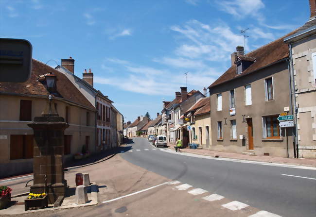 Une rue du village - Lavau (89170) - Yonne