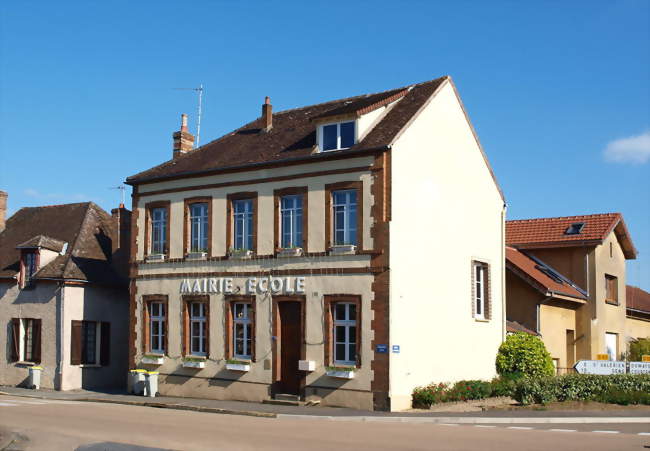 La mairie de Montacher-Villegardin, dans le village de Montacher - Montacher-Villegardin (89150) - Yonne