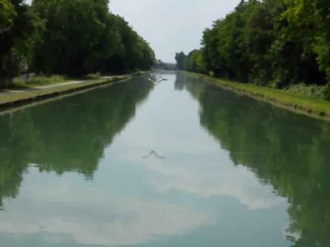 Canal de Bourgogne, Ormoy - Crédits: Roufonik/Panoramio/CC by SA