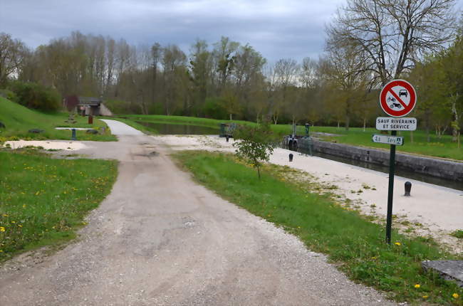 Le canal du Nivernais près de Prégilbert - Prégilbert (89460) - Yonne