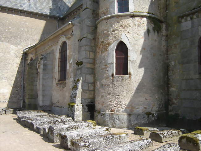 Tour de l'église au Nord-Ouest, quelques sarcophages au pied - Quarré-les-Tombes (89630) - Yonne