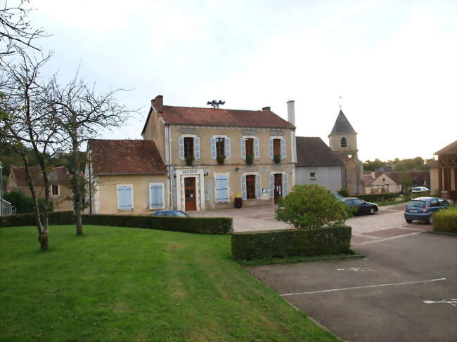 Vue de la mairie ; en arrière plan, le clocher de l'église - Saints-en-Puisaye (89520) - Yonne