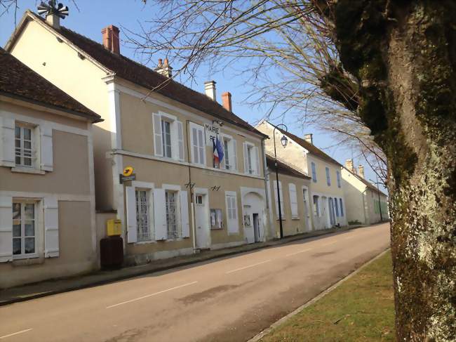 Vue de la mairie du village sur la « Grande rue de Sougères » - Sougères-en-Puisaye (89520) - Yonne
