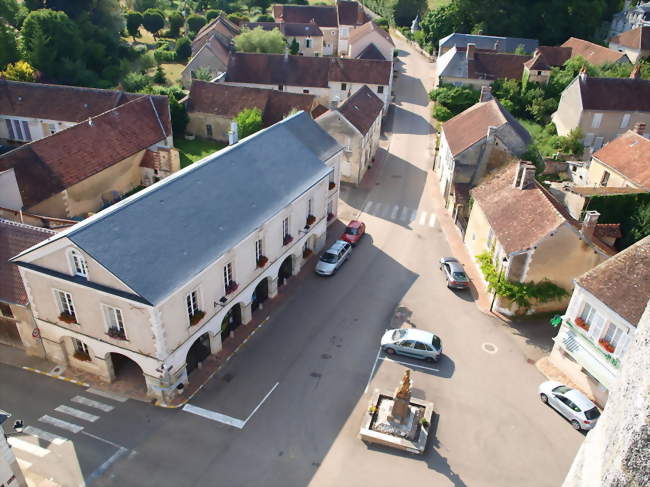 Vue de la mairie et du monument aux morts sur la place de l'Église, depuis la tour de l'église Saint-Julien - Thury (89520) - Yonne