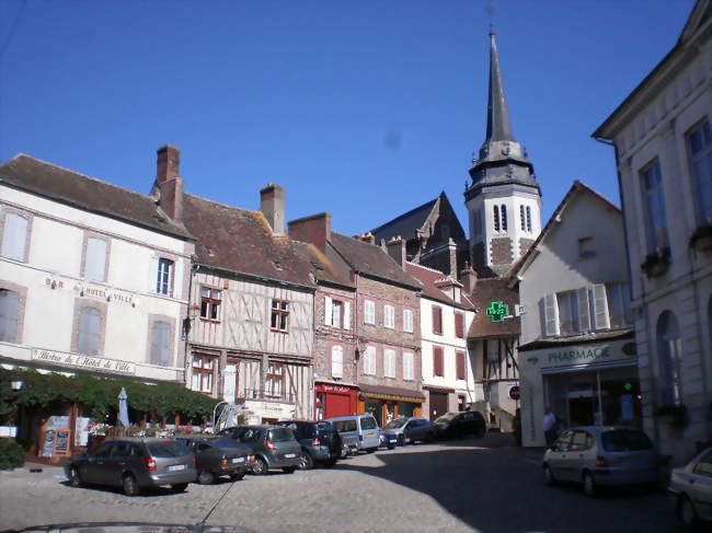 Place de l'Hôtel de ville - Toucy (89130) - Yonne