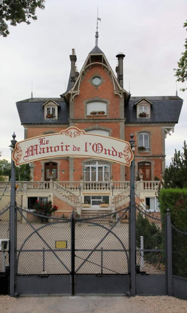 Manoir de Villeperrot - Crédits: GK 89/Panoramio/CC by SA