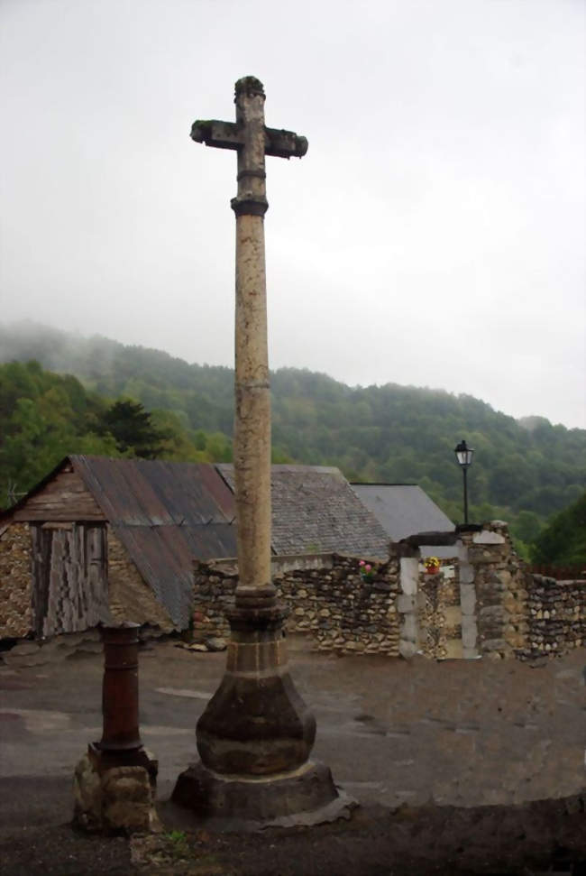 Croix de marbre sur la place du village d'Antras - Antras (09800) - Ariège