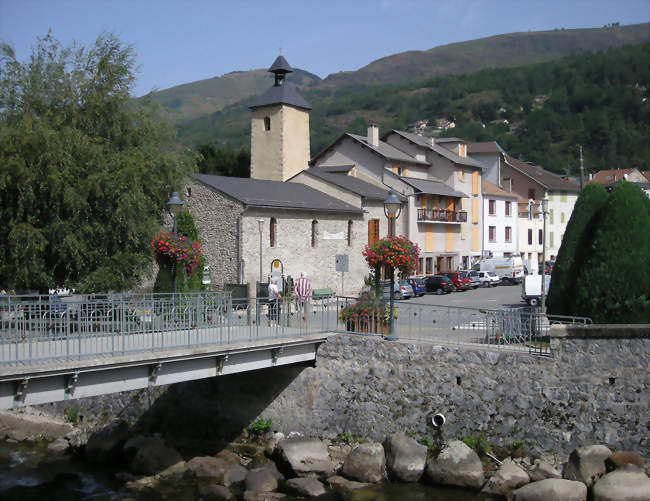 La passerelle Camp de Gramou sur l'Oriège et l'église - Ax-les-Thermes (09110) - Ariège