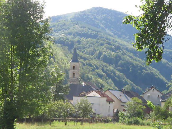 Le clocher du village vu depuis les champs - Biert (09320) - Ariège
