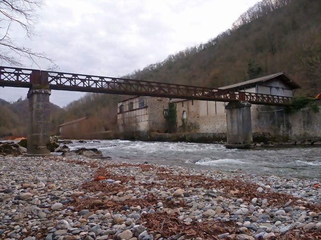 Passerelle ruinée sur le Salat à La Borye sur la commune d'Encourtiech - Encourtiech (09200) - Ariège