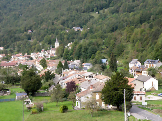 Le village vue du calvaire - Ercé (09140) - Ariège