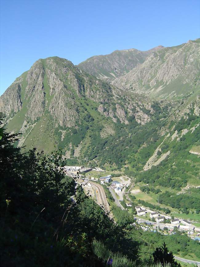 Le pic au premier plan dominant la sortie sud du village de L'Hospitalet-près-l'Andorre est le Roc de Carroux (2025 m) - L'Hospitalet-près-l'Andorre (09390) - Ariège