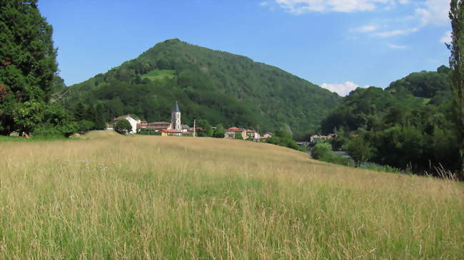 Le village vu depuis le bord du Salat - Lacourt (09200) - Ariège