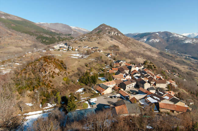 le village vu du château - Lordat (09250) - Ariège