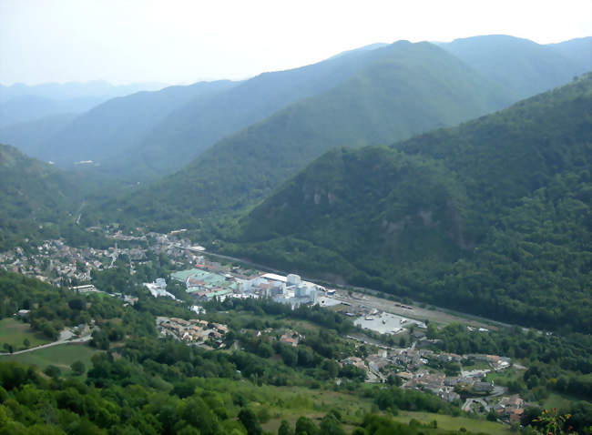 Vue sur Luzenac depuis le château de Lordat (au centre, l'usine de talcs) - Luzenac (09250) - Ariège