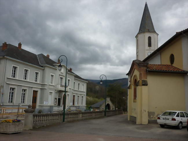 La mairie et léglise - Saint-Paul-de-Jarrat (09000) - Ariège