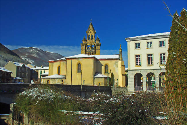 L'église (à gauche) et la mairie (à droite) vues depuis le pont du Haut-Salat - Seix (09140) - Ariège