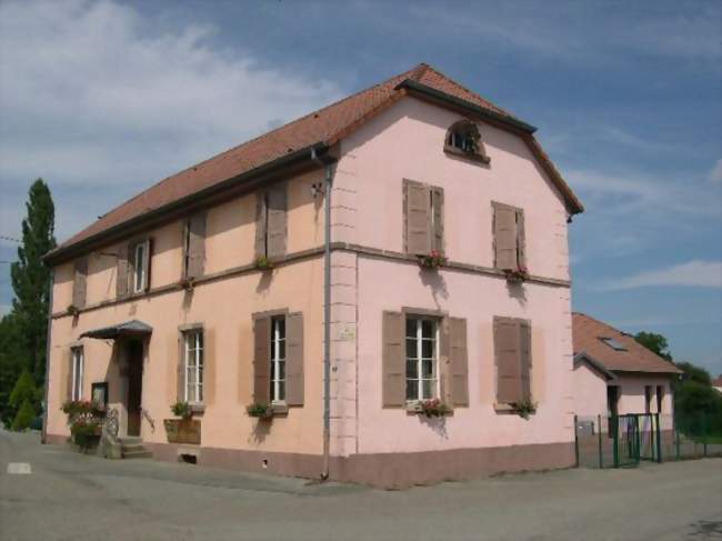 Photo de la mairie d'Eguenigue de couleur rose avec un toit en tuile rouge - Eguenigue (90150) - Territoire de Belfort