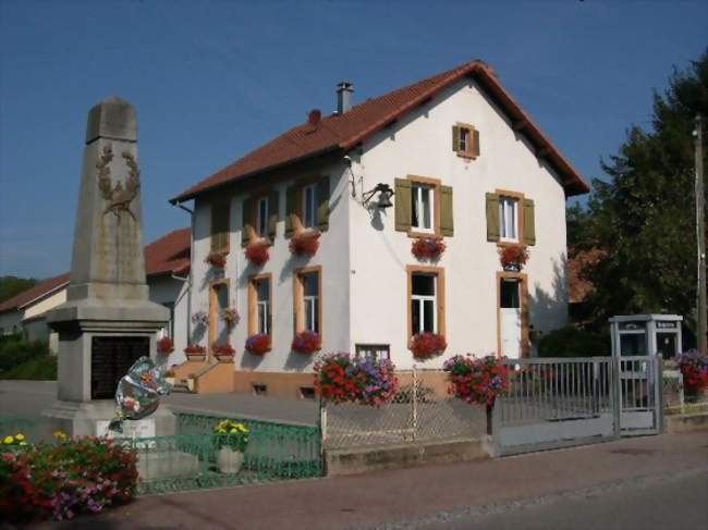 Photo de la mairie avec le monument aux morts au premier plan à gauche - Lacollonge (90150) - Territoire de Belfort
