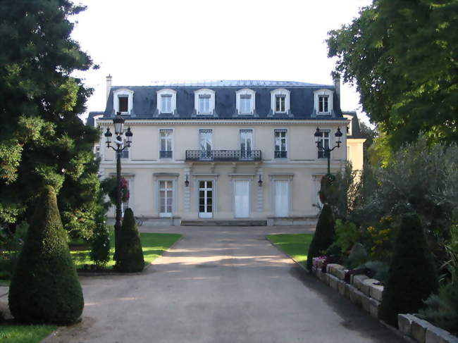 L'Hôtel de ville de Garches, et le parc environnant - Garches (92380) - Hauts-de-Seine