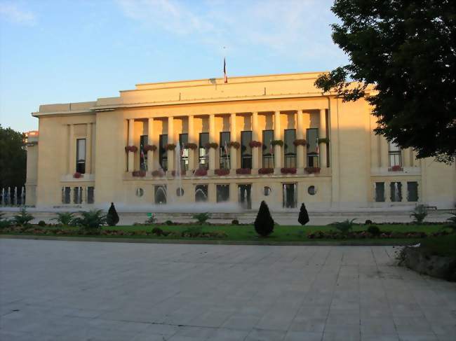 L'hôtel de ville (1931-1933), dû à Jean Niermans - Puteaux (92800) - Hauts-de-Seine