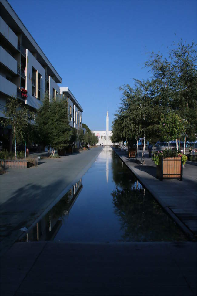 La Place de l'eau et la flèche de l'Hôtel de ville - Le Blanc-Mesnil (93150) - Seine-Saint-Denis