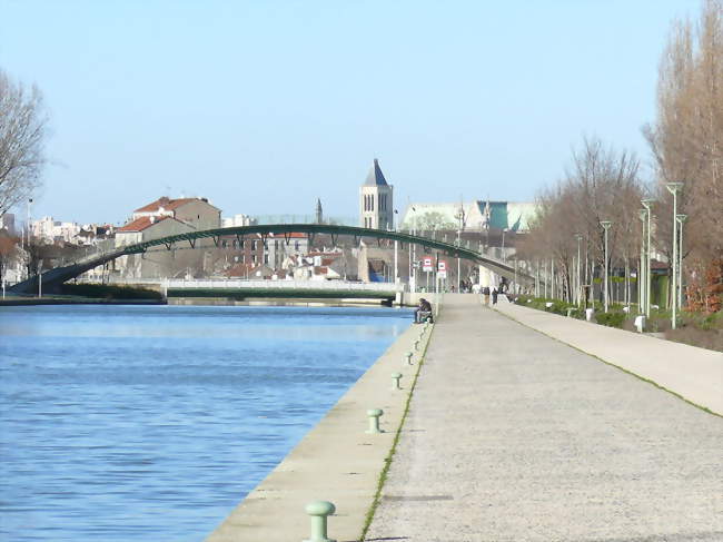 Le canal Saint-Denis, le pont tournant, la passerelle du stade de France et, au fond, la basilique Saint-Denis - Saint-Denis (93200, 93210 (La Plaine)) - Seine-Saint-Denis