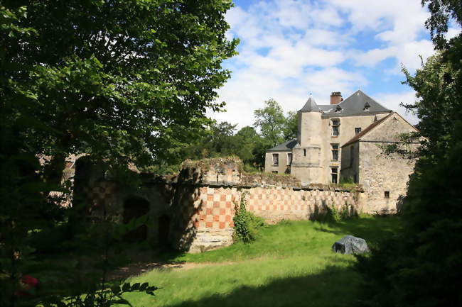 Le château d'Arthies et sa porte fortifiée - Arthies (95420) - Val-d'Oise