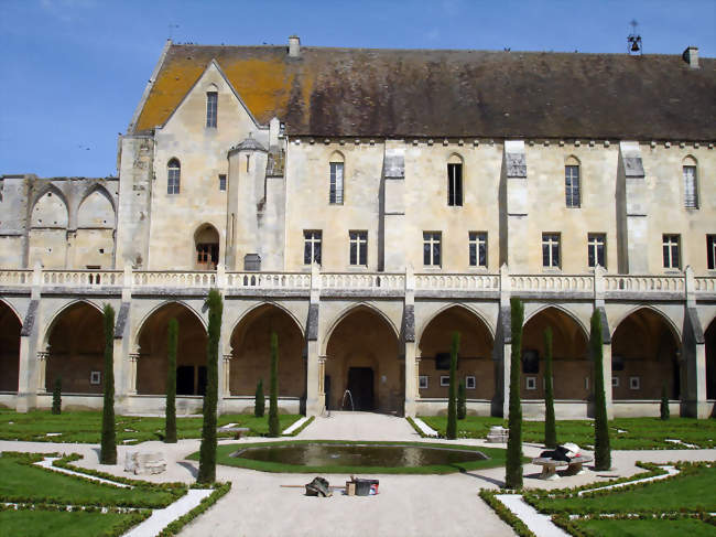 Abbaye de Royaumont, cloître et bâtiment des moines - Asnières-sur-Oise (95270) - Val-d'Oise
