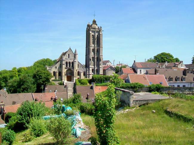 L'église St-Laurent depuis la place du château - Beaumont-sur-Oise (95260) - Val-d'Oise