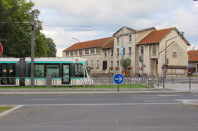 Une rame du tramway T2 devant l'hôtel-de-ville - Bezons (95870) - Val-d'Oise