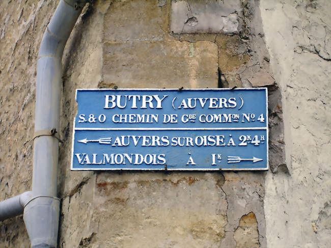 Plaque de direction à Butry-sur-Oise datant d'avant l'indépendance de la commune - Butry-sur-Oise (95430) - Val-d'Oise