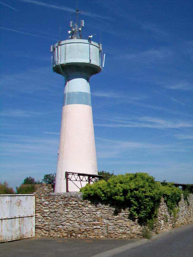 Le château d'eau visible à plusieurs kilomètres à la ronde - Courdimanche (95800) - Val-d'Oise