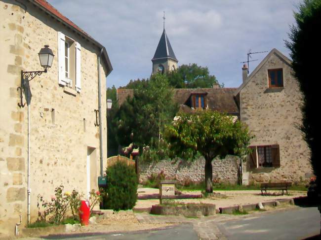 La fontaine de la place Albert-Hamot et le clocher de l'église Saint-Clair - Frémainville (95450) - Val-d'Oise