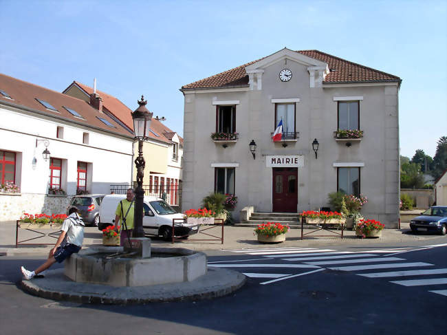 La mairie et la fontaine, place de la Mairie - Frépillon (95740) - Val-d'Oise
