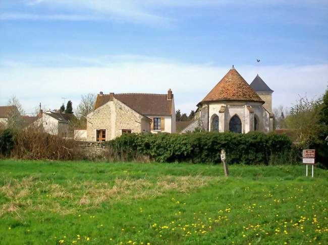 L'ancienne école et l'église ; au fond, la mairie - Lassy (95270) - Val-d'Oise